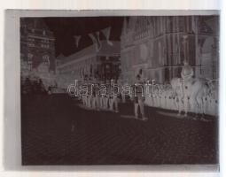 cca 1930 Budapest, palotaőrség vonulása a Mátyás templom előtt, üveglemez negatív, Kerny István (1879-1963) hagyatékából, 9x12 cm