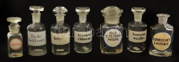 7 db feliratozott gyógyszertári üveg, egy kivételével dugóval, m: 10 és 13 cm között