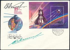 Jurij Malisev (1941-1999) és Vlagyimir Akszjonov (1935- ) orosz űrhajósok aláírásai emlékborítékon /  Signatures of Yuriy Malishev (1941-1999) and Vladimir Aksyonov (1935- ) Russian astronauts on envelope