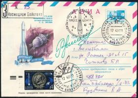 Nyikolaj Rukavisnyikov (1932-2002) szovjet és Georgij Ivanov (1940- ) bolgár űrhajósok aláírásai emlékborítékon /  Signatures of Nikolay Rukavishnikov (1932-2002) Soviet and Georgiy Ivanov (1940- ) Bulgarian astronauts on envelope