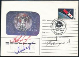 Toyohiro Akiyama (1942- ) japán, Viktor Afanaszjev (1948- ) és Musza Manarov (1951- ) szovjet űrhajósok aláírásai emlékborítékon /  Signatures of Toyohiro Akiyama (1942- ) Japanese, Viktor Afanasyev (1948- ) and Musa Manarov (1951- ) Soviet astronauts on envelope