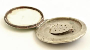 Zománcozott régi fém púdertartó, jelzett, apró rozsdafoltokkal, d: 5,5 cm