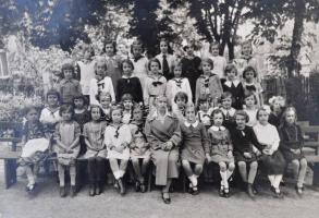 XX. sz. eleje: 7 db nagyméretű századeleji tablófénykép, több darab pecséttel jelzett