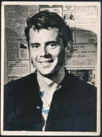 2 db színészfotó saját kezű aláírásokkal, egyiken Dirk Bogarde