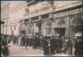 1913 Bécs, a Canadian hajótársaság bezárt irodája, A társaság katonaköteles férfiakat vándoroltatott ki Amerikába. Korabeli sajtófotó, hozzátűzött címkével / VIenna, closed office of the Canadian company 18x14 cm
