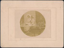 1898 Hölgyek a bakon, katonával, kartonra kasírozott fotó, 5,5x7 cm