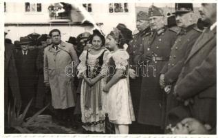 1940 Nagyszalonta, Salonta; Országzászló avatás, katonai vezetők és honleányok az ünneplő tömegben / Hungarian Flag inauguration, military officers and compatriot women celebrating. Zsák Jenő Jászberényi photo