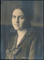 cca 1930 Eőry Kató (Simkó Erzsébet Katalin, 1905-2000) színésznő portréja, Rutkai Éva megmentője a zsidóüldözések alatt (ebből a történetből született az Abigél, amiben Rutkai játszotta az egyik főszerepet), Photo Amster Budapest, hátulján feliratozva, pecséttel jelzett, 15×11 cm