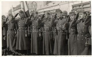 1940 Nagyszalonta, Salonta; Országzászló avatás, katonák tisztelgése. Háttérben Freiberger, Engel Sándor és Gerő Blanka üzletei / Hungarian Flag inauguration, saluting soldiers, shops in the background. Zsák Jenő Jászberényi photo