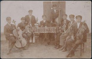cca 1910 Nyolctagú zenekar egyensapkában, fotólap, szakadással, 9x14 cm
