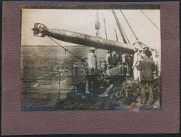 Torpedó beemelése az I. világháborúban + matrózok tisztálkodás közben, albumlapra ragasztott fotók, 2 db, 7,5x9,5 és 9x12 cm