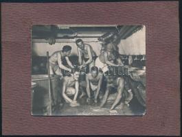 Torpedó beemelése az I. világháborúban + matrózok tisztálkodás közben, albumlapra ragasztott fotók, ...