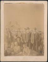 cca 1910 Férfiak a Duna-parton, keményhátú fotó, 8,5x11 cm