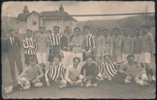 Régi idők focija, 2 db futballcsapatokról készült fotó, 9x13,5 és 11x18 cm-es méretben