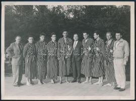 cca 1940-1950 Vízilabdázok csoportképe, Pobuda Fotó, pecséttel jelzett, sarkán törésnyommal, 13x18 cm