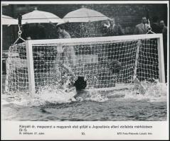 Kárpáti György vízilabdázó gólt ló a magyarok Jugoszlávia elleni meccsén, MTI sajtófotó feliratozv, 21x24 cm