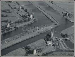 Hollandiai szélmalmok, pecséttel jelzett sajtófotó a Füles újság számára, 18x24 cm / winmills, Netherland, press photo