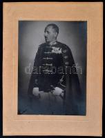 cca 1910 Osztrák-Magyar Monarchia vezérőrnagyának fotója kitüntetésekkel, kartonra kasírozva, 22,5x1...