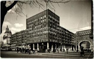 Budapest V. Madách tér, villamosok, Seidner Zoltán felvétele. Képzőművészeti Alap kiadása (b)