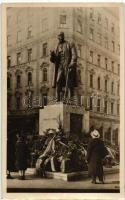 Budapest VII. Erzsébet körút és Dohány utca sarok. Rákosi Jenő szobra