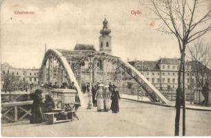 Győr, Erzsébet tér, híd, árusok. Berecz Viktor kiadása (EB)