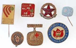 7db-os vegyes jelvény és kitűző tétel a szocialista korszakból, közte "20 véradásért" aranyozott jelvény, "Úttörő Gárda Munkásőr" zománcozott jelvény T:2,2-