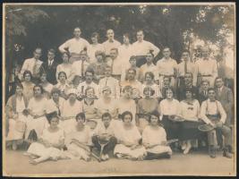 1922 Teniszezők csoportképe, fotó, kartonra ragasztva, hátulján feliratozva, 17,5×23,5 cm