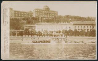 cca 1900 A budai Várhegy, előtérben a Fiume szállóval, keményhátú fotó Bienenfeld és társa budapesti műterméből, 7,5×12,5 cm