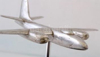 1970-es évekbeli alumínium repülőmakett, állványon, 23x27 cm, állvány magassága: 13 cm