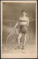 cca 1908 Kerékpáros versenyző, fotólap Hauser S. műterméből, hátulján pecséttel jelzett, 14×9 cm
