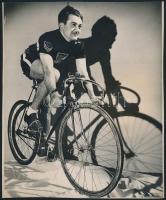 Kerékpáros versenyző fotója, hátulján pecséttel jelzett (Fred Tambling Studio, Akron, Ohio), feliratozva, 24×20 cm
