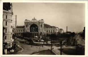 Budapest VII. Keleti pályaudvar, Baross szobor, takarékpénztár, villamosok, automobilok, útépítés. Foto Röckel, Gárdony és Fenyvesi kiadása (EK)