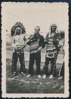 1932 Németh János (1906-1988) kétszeres olimpiai bajnok vízilabdázó, edző indiánokkal, fotó a Los Angeles-i olimpiáról, hátoldalon saját kezű aláírásával, 9x6 cm