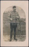 cca 1920 Borozó huszártiszt, műtermi fotólap, 14x9 cm