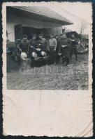 1938 Alsóvárad, Nyitra megye, ételosztás, hátoldalon feliratozott fotó, felületén törésnyomokkal, 9x6 cm