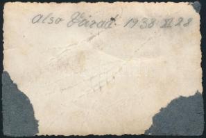 1938 Alsóvárad, Nyitra megye, ételosztás, hátoldalon feliratozott fotó, felületén törésnyomokkal, 9x...