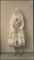 cca 1930 Népviseletbe öltözött nő, fotó Máté Olga (1878-1961) műterméből, hidegpecséttel jelzett, 15x8,5 cm
