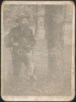 cca 1910-1920 Vadász elejtett zsákmányával, keményhátú fotó, kopottas, 12x9 cm