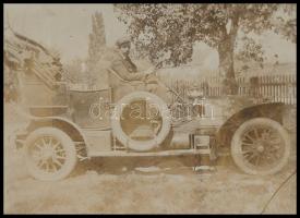 cca 1905-1910 Cholnoky Imre ügyvéd automobilon, hátoldalon feliratozva, 7,5x11 cm