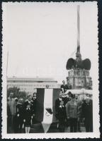 1941 A Nagyszalontai Társaság zászlóavató ünnepsége, dr. Kiss Ferenc elnökkel, 9x6 cm