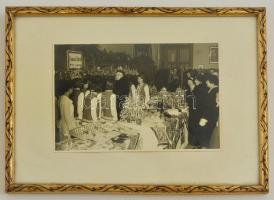 1933 Horthy Miklósné látogatása az Amizoni Országos Magyar Nőnevelő Intézeténél (Vöröskeresztes vásár) üvegezett keretben 11×17 cm