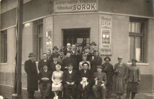 Budapest XIX. Határ út, Reményi Márton vendéglője, Dreher sörök, csoportkép kutyával. group photo (EK)