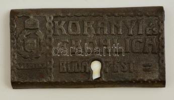cca 1920 Korányi és Frőhlich redőnygyára feliratú oldalsó zártakaró, öntött vas, 8×15 cm