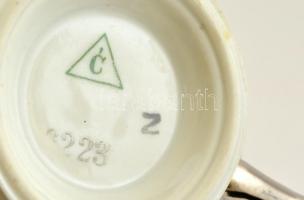 Jelzett teás csésze és alj süteményes tányérral, kopott