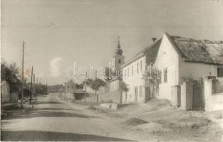 1954 Balatonalmádi, Vörösberény, utcakép templommal. photo