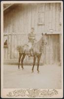 cca 1914 Huszártiszt(őrnagy) lovon, keményhátú fotó, hátoldalon feliratozva, 16x10 cm