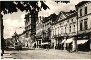 Kassa, Kosice; Fő utca, villamos, Jaschkó, Meinl Gyula üzletei / main street, tram, shops. Győri és Boros photo