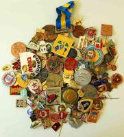 150db jelvény, sportérem, kitűző, főleg magyar és szovjet, benne néhány német és egyéb ország