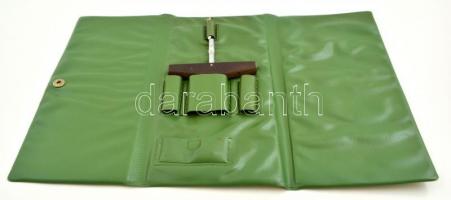 Retró campig-picknick műanyag étkészlet tartó, dugóhúzóval, hiányos, 24,5x13 cm