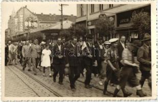 Budapest IV. Újpest, István tér, cserkészfelvonulás, Modiano, Neumann üzlete. photo (EK)